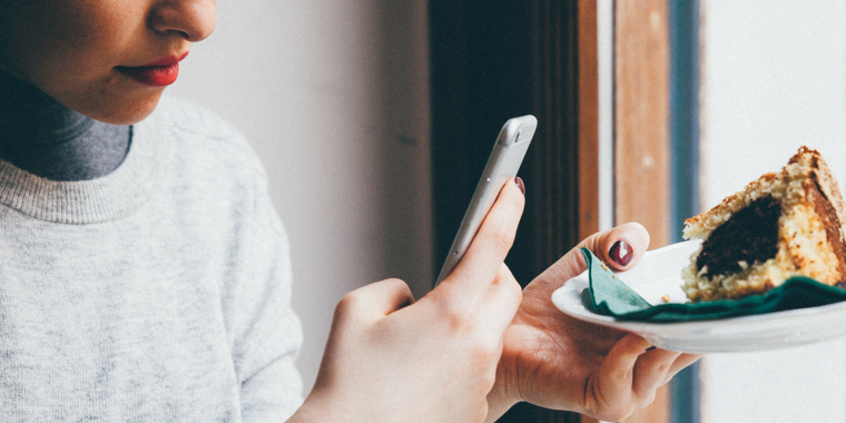 how to take pictures of food in restaurant